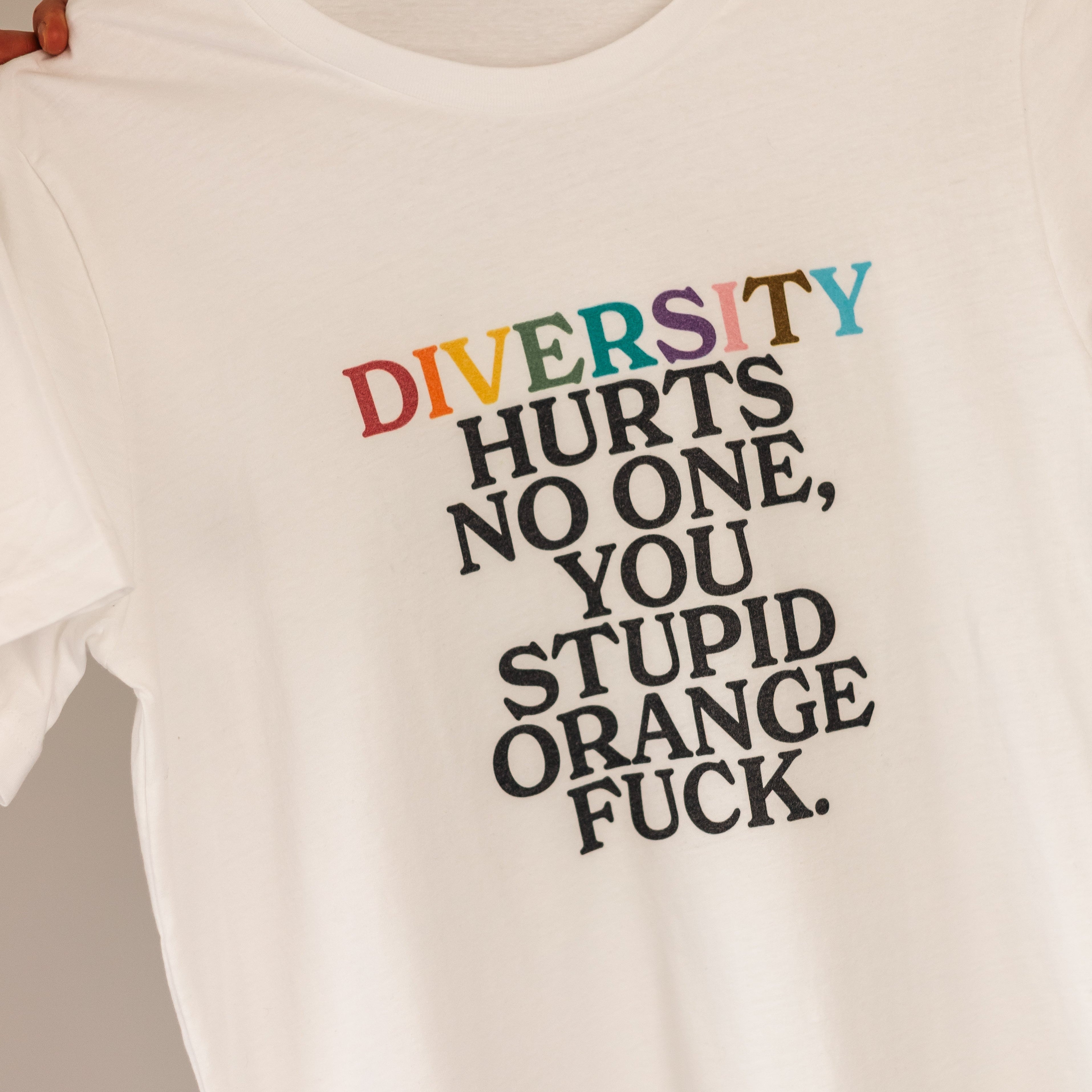 Camiseta unisex "La diversidad no daña a nadie, estúpido, jodido naranja" (sin censura)