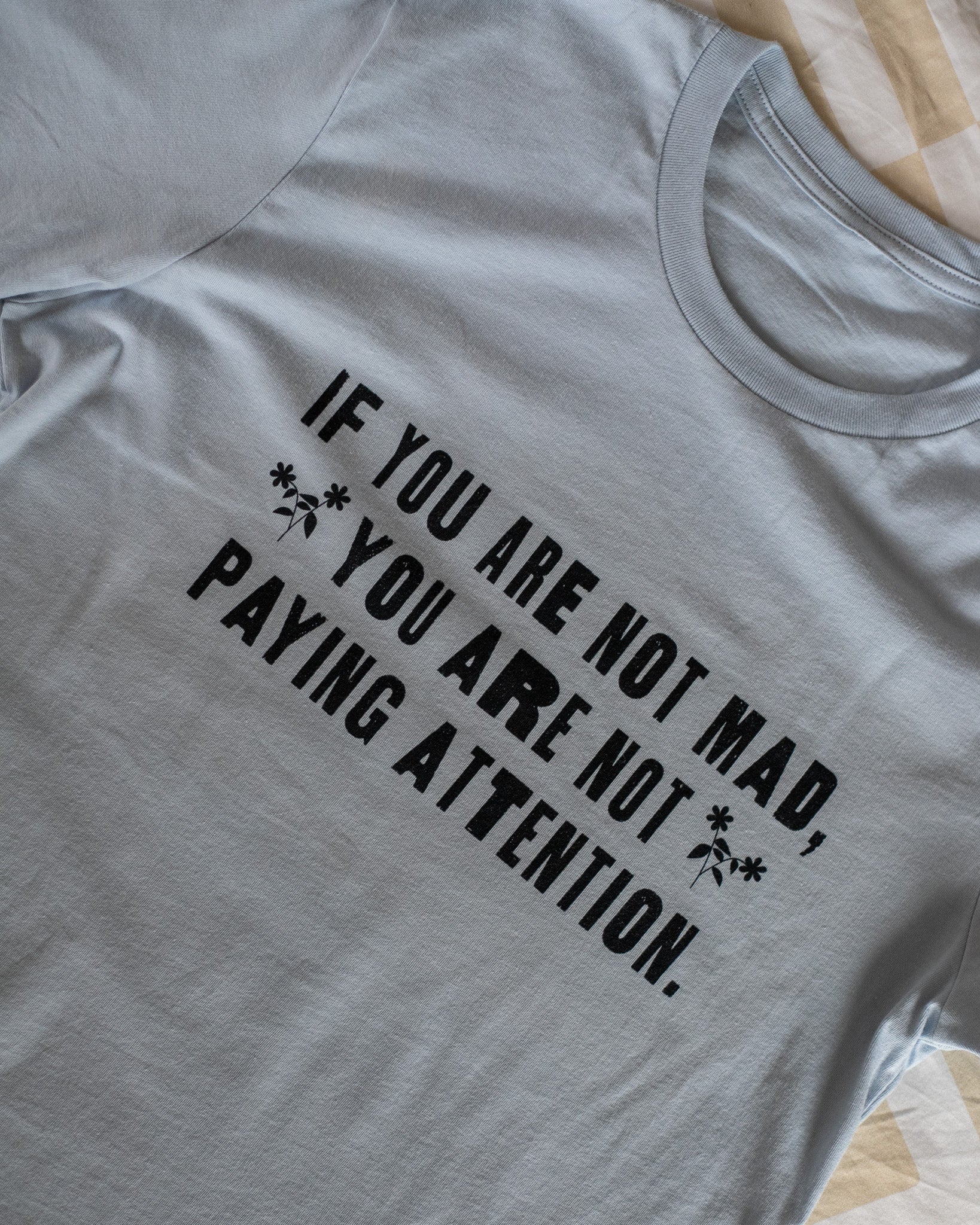 Si no estás enojado no estás prestando atención camiseta unisex