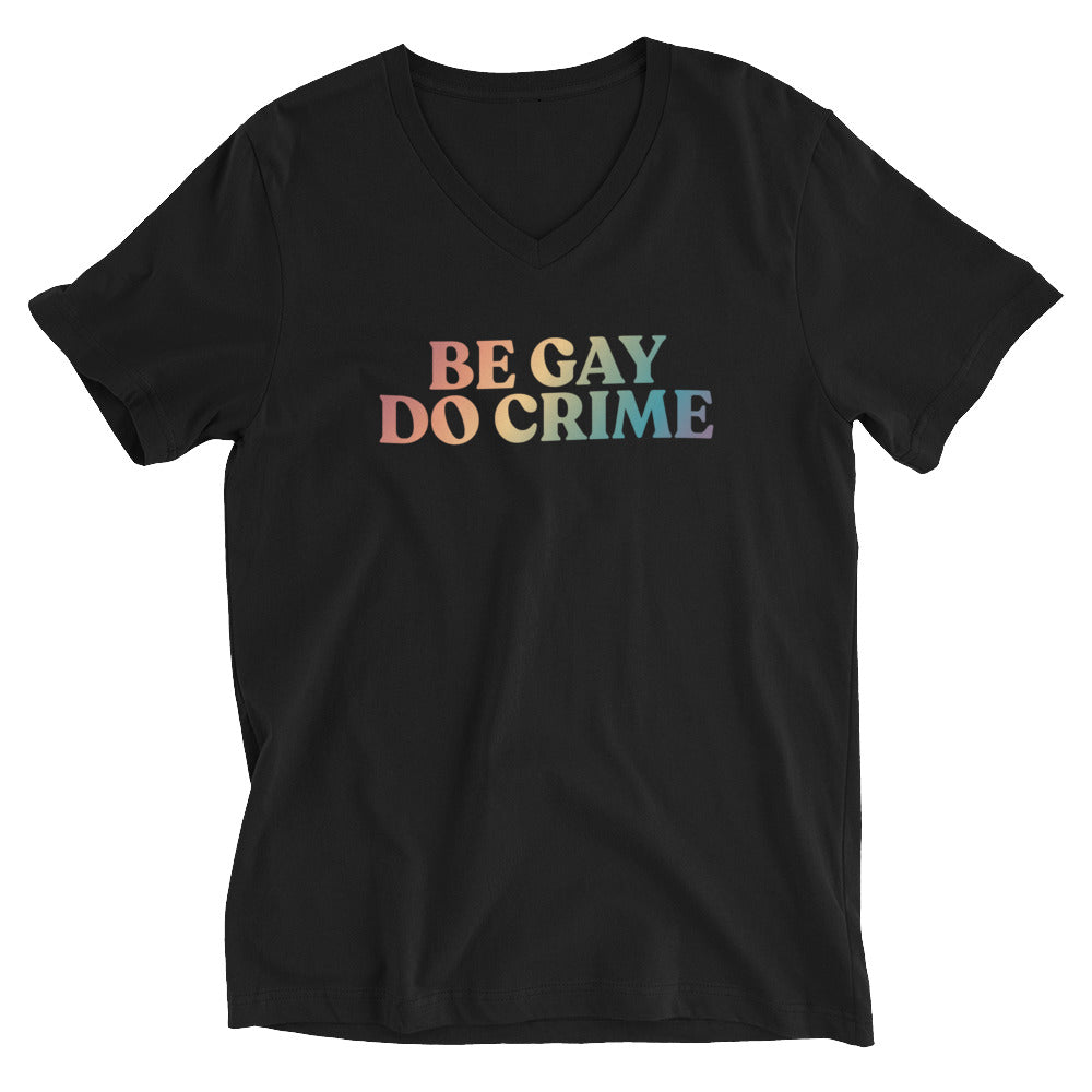 Camiseta unisex con cuello en V "Sé gay, haz crimen"