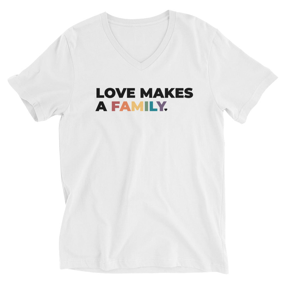 Camiseta unisex con cuello en V "El amor hace una familia"