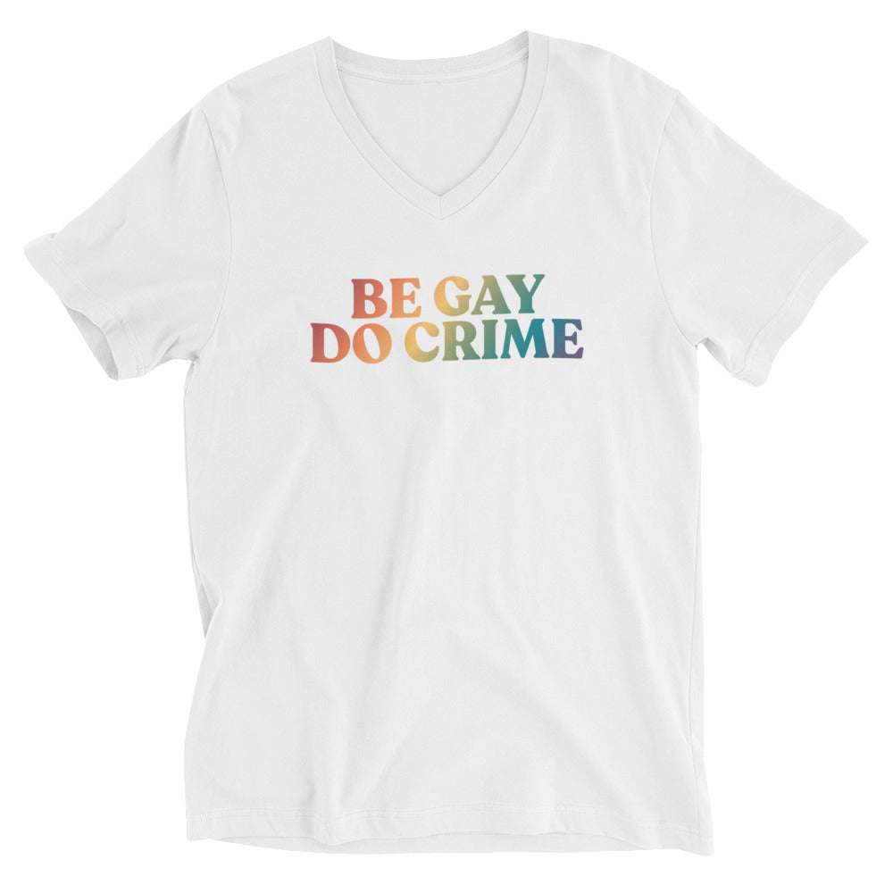 Camiseta unisex con cuello en V "Sé gay, haz crimen"