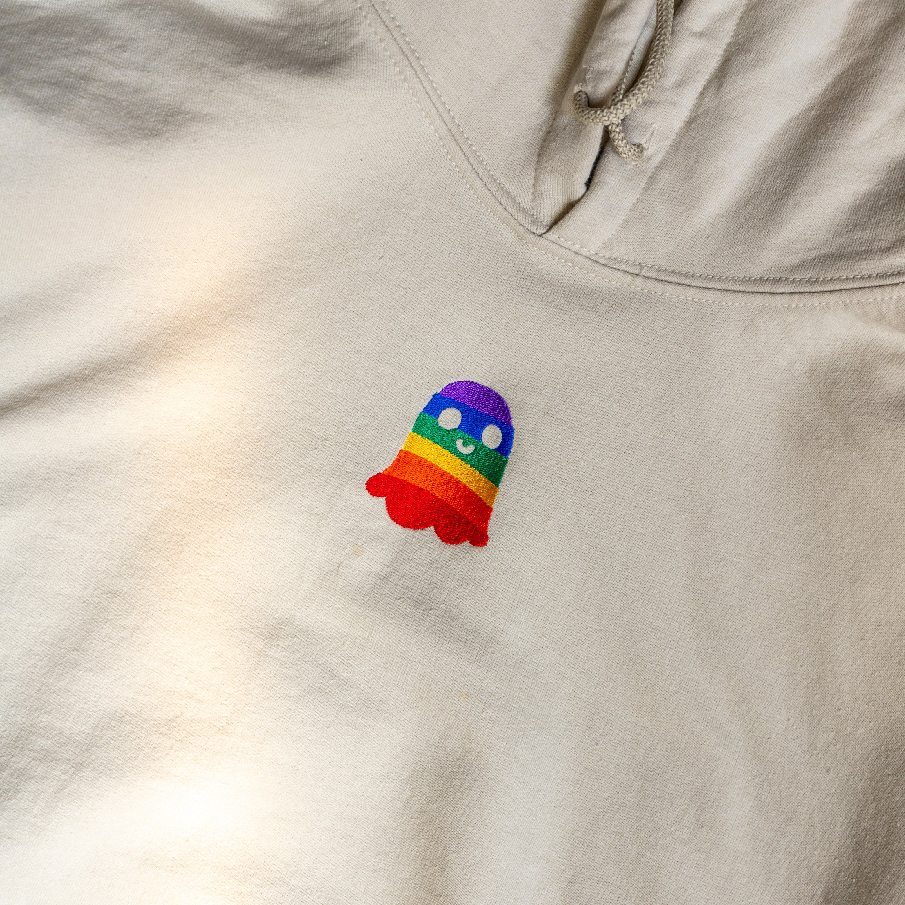 Sudadera unisex con capucha bordada de Halloween con fantasma del arcoíris