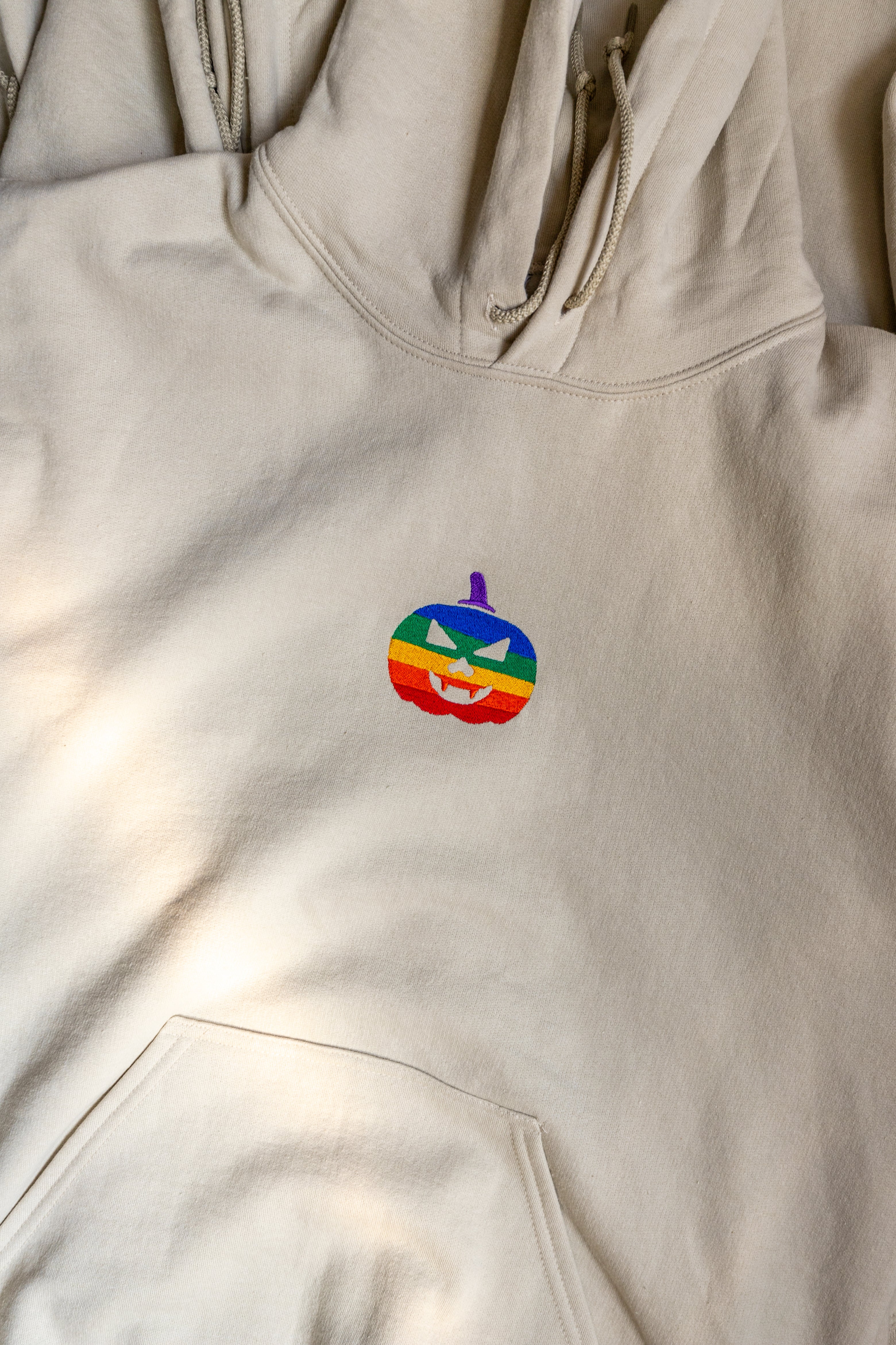 Sudadera unisex con capucha bordada con calabaza de Halloween y arcoíris