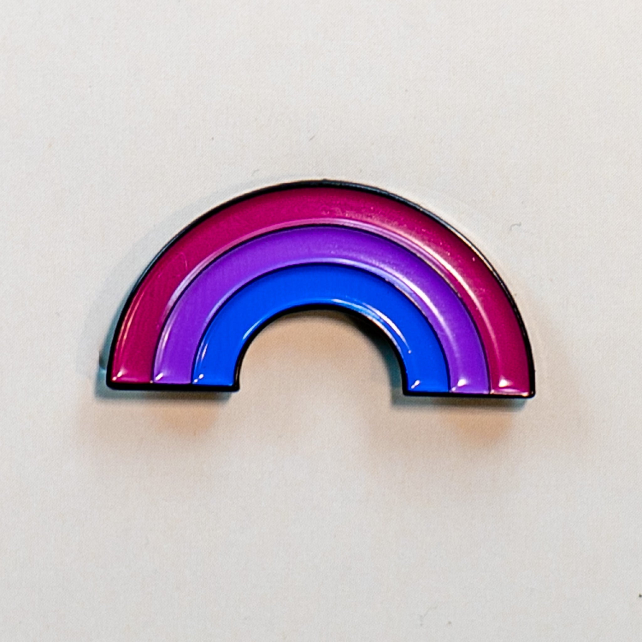 Pin de esmalte arcoíris bisexual
