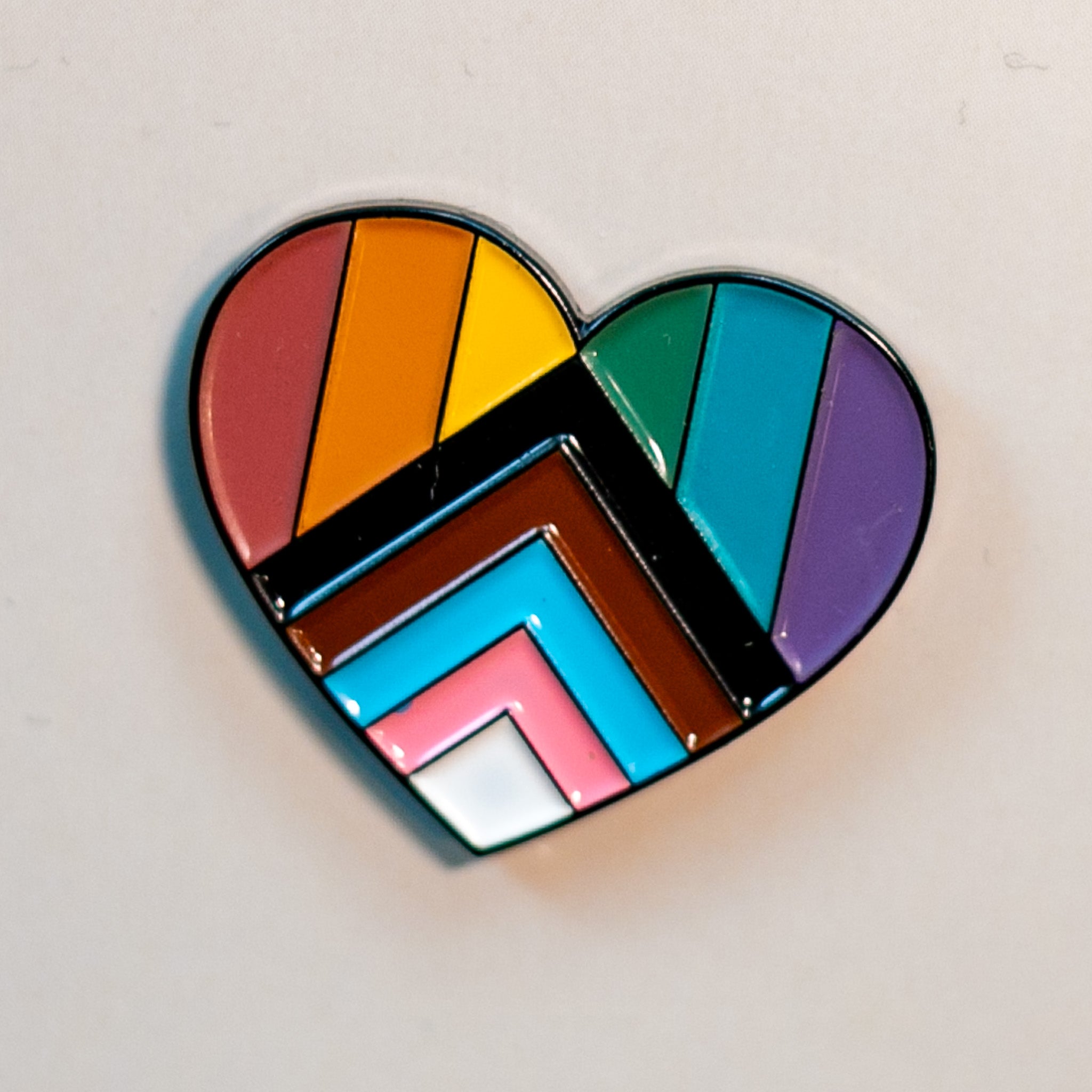 Pin de esmalte de corazón del orgullo progresista