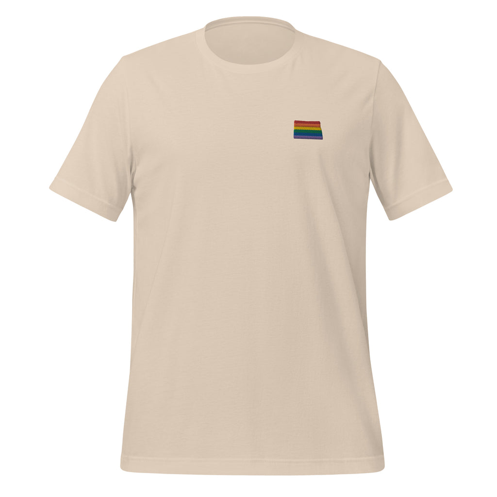 Camiseta unisex bordada con arcoíris de Dakota del Norte