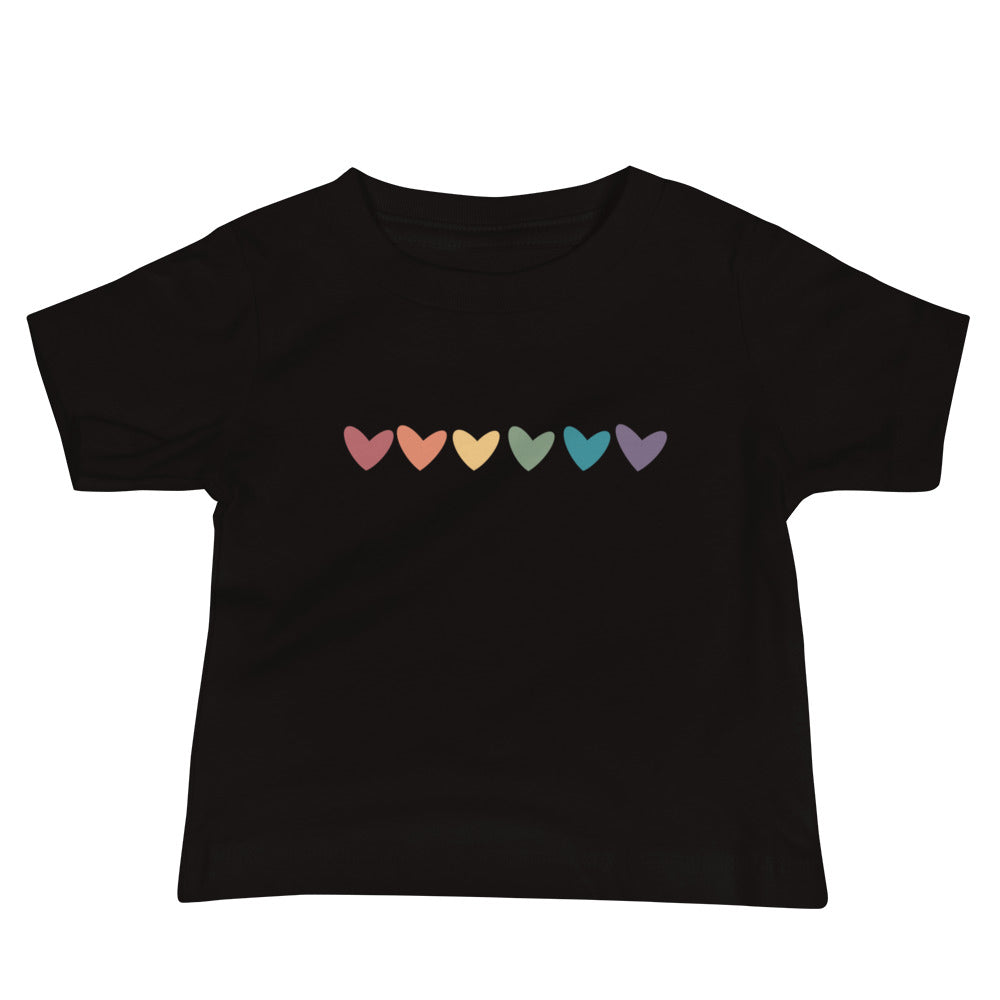 Camiseta de bebé con corazones de arcoíris