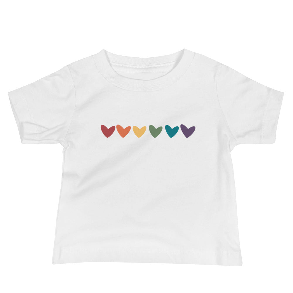 Camiseta de bebé con corazones de arcoíris