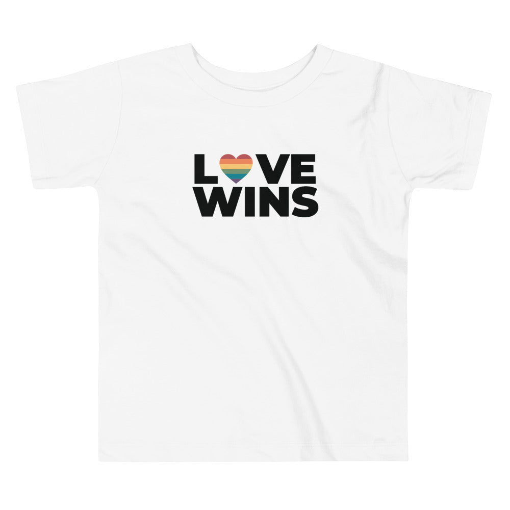 Camiseta para niños pequeños con el lema "Love Heart Wins"