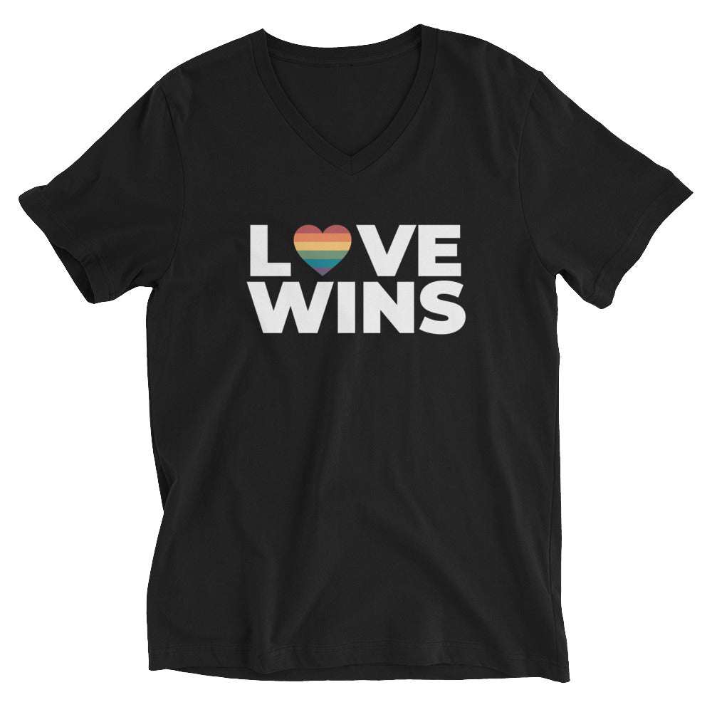 Camiseta unisex con cuello en V Love Wins